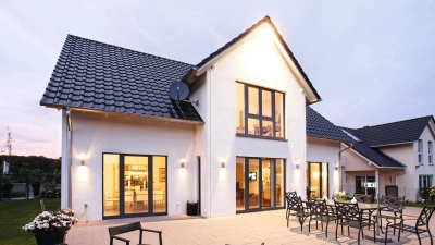 Frischer Look fürs Zuhause: Ein neuer Anstrich verschönert nicht nur das Eigenheim, sondern schützt mit den richtigen Materialien auch vor Algen, Schimmel und Co. (Foto: DJD/GUSSEK Haus/SCHÖNER WOHNEN-Farbe)