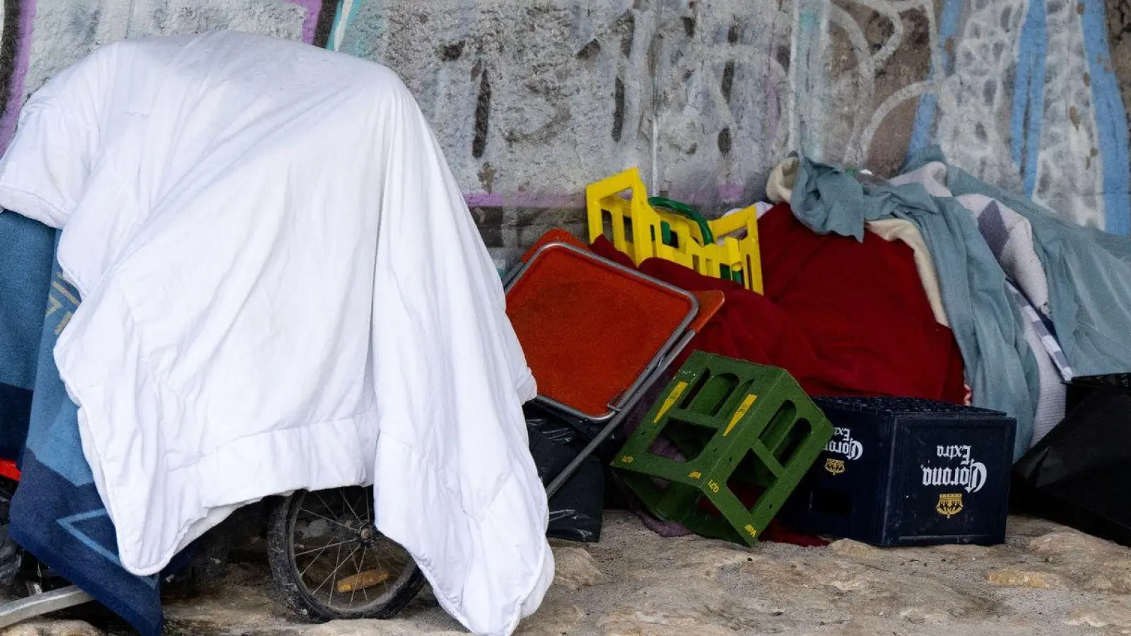 Die Habseligkeiten von einem Obdachlosen liegen am Ufer der Isar unter einer Brücke. Nach Ansicht des Europarats muss Deutschland bei der Bekämpfung von Armut, Wohnungsnot und Ausgrenzung behinderter Menschen deutlich mehr tun. (Foto: Sven Hoppe/dpa)