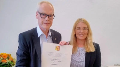 Bürgermeisterin Eva Didion überreicht ihrem Vorgänger Dr. Jürgen Pfeiffer die Ernennungsurkunde zum „Altbürgermeister“.  (Foto: Eckard Dürr)