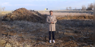 Hier sollen künftig die Baumaschinen rollen. Bürgermeister Marco Meier stellte sich fürs Foto an die Stelle. (Foto: Oliver Herbst)