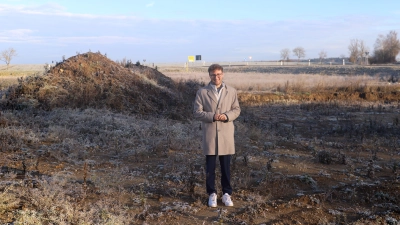 Hier sollen künftig die Baumaschinen rollen. Bürgermeister Marco Meier stellte sich fürs Foto an die Stelle. (Foto: Oliver Herbst)