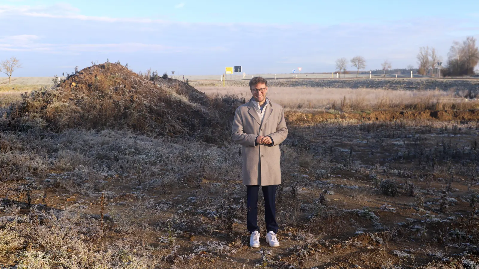 Hier sollen künftig die Baumaschinen rollen. Bürgermeister Marco Meier stellte sich fürs Foto an die Stelle. (Foto: Oliver Herbst)