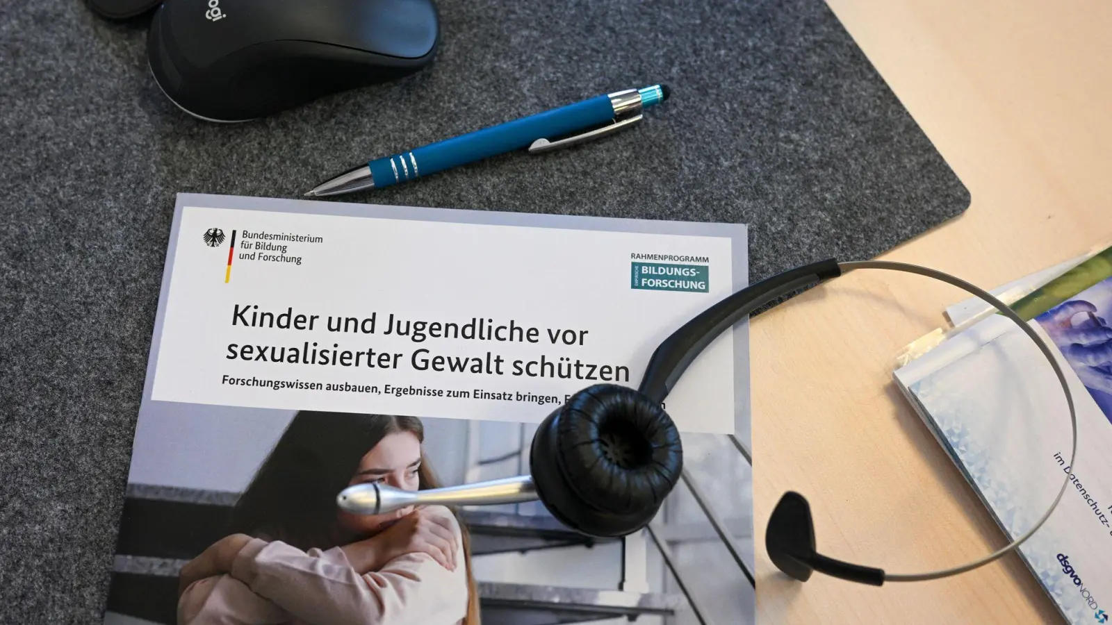 Eine 14-Jährige soll in einem Jugendzentrum von drei Jugendlichen sexuell missbraucht worden sein. (Symbolbild) (Foto: Jens Kalaene/dpa/dpa-tmn)