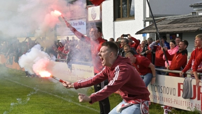 Mit großem Anhang war der TSC Neuendettelsau zum Bezirksliga-Auswärtsspiel zum ESV Ansbach-Eyb gereist. Nach dem 3:0-Erfolg wurde der Titel mit den Fans groß gefeiert. (Foto: Martin Rügner)