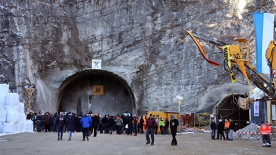 Wegen Bauarbeiten am Südportal des Kramertunnels wird die B23 für rund zwei Wochen gesperrt sein. (Archivbild) (Foto: Stephan Jansen/dpa)