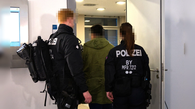 Eng begleitet von der Polizei betritt der Angeklagte den Gerichtssaal. Er hat nach Morddrohungen besonderen Schutz.  (Foto: René Chlopotowski)