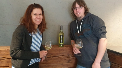 Anne Hahn und Stefan Hofmann haben in ihrer Vinothek einen ganz besonderen Tresen. (Foto: Anna Franck)