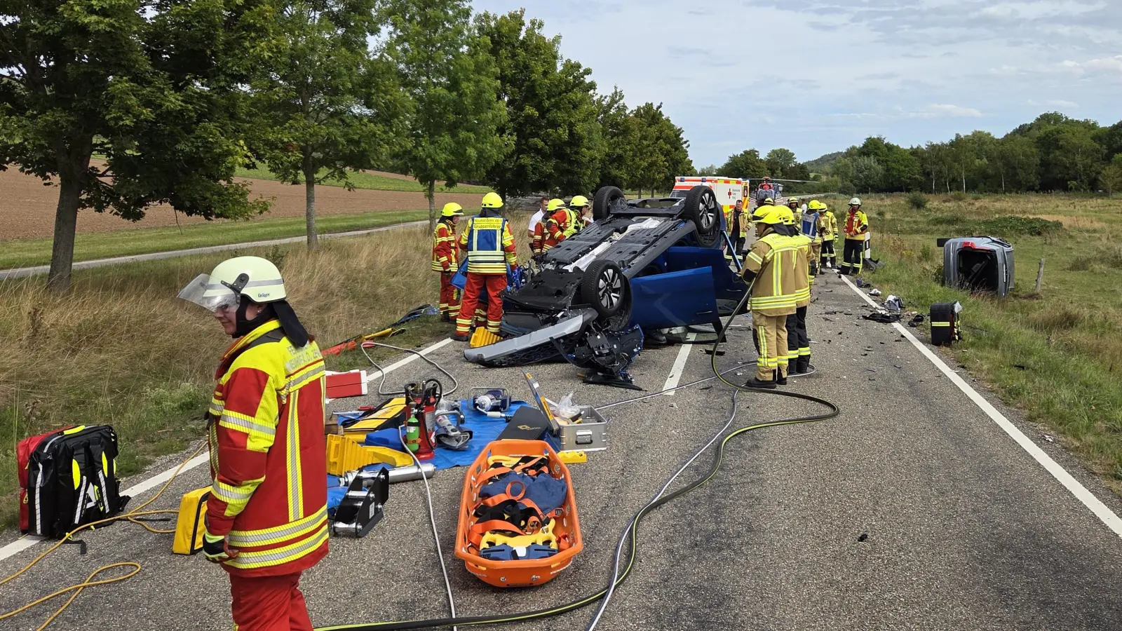 Auf dem Dach blieb das Auto des Unfallverursachers liegen. Rettungskräfte mussten ihn behutsam bergen.  (Foto: Rainer Weiskirchen)