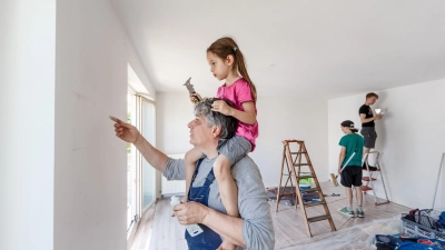 Partner und Kinder eines Erblassers können unter Umständen ein Haus steuerfrei erben - vorausgesetzt sie ziehen innerhalb von 6 Monaten ein und bleiben mindestens 10 Jahre dort wohnen. (Foto: Markus Scholz/dpa-tmn)