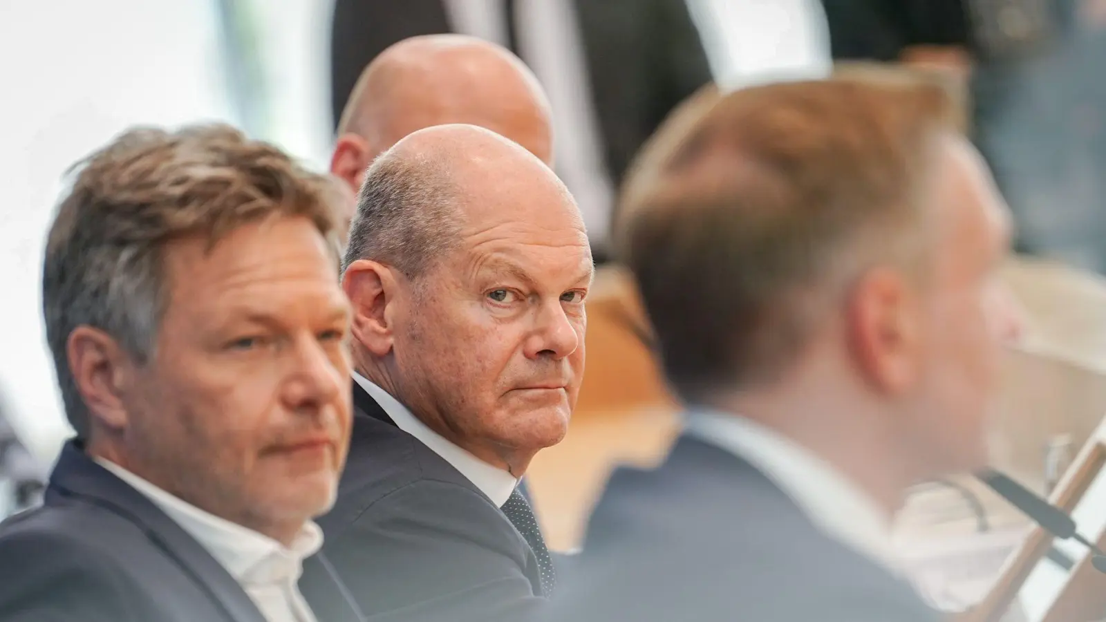 Mussten schon einige Krisen in der Koalition bewältigen: Vize-Kanzler Robert Habeck (l), Kanzler Olaf Scholz (M) und Finanzminister Christian Lindner. (Archivbild) (Foto: Kay Nietfeld/dpa)