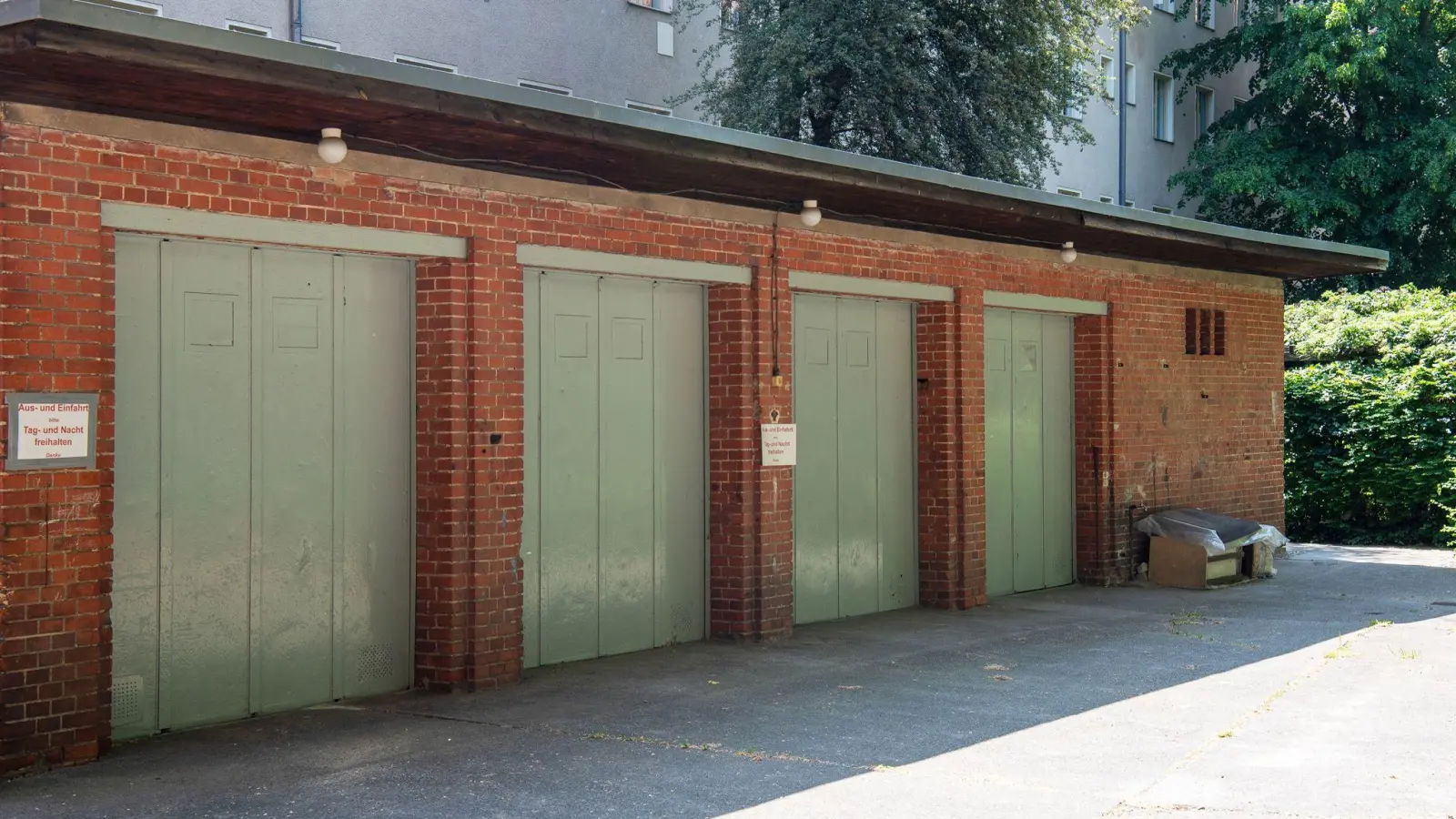 Die Minderung des geldwerten Vorteils durch Garagenkosten klappt nur, wenn die Firma die Unterstellung des Dienstautos fordert. (Foto: Bernd Diekjobst/dpa-tmn)