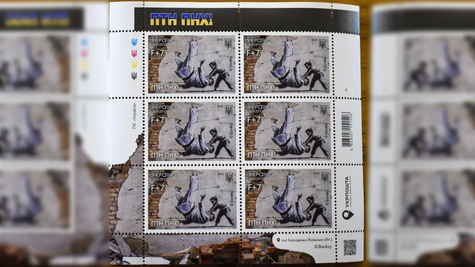 Ukrainische Briefmarken mit einem Wandgemälde des Graffiti-Künstlers Banksy. (Foto: -/kyodo/dpa)