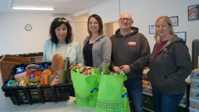 Heike Gareis, Ivy Flauger (die Neustädter Firma Phasenwerk sponsert die Einkaufstüten), Thomas Nicol und Carmen Nicol (von links) stellten die Tüten für die Rentnerinnen und Rentner vor. (Foto: Nicole Gunkel)