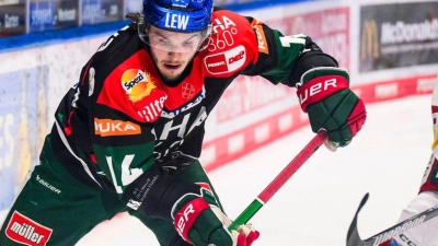 D.J. Busdeker (l) läuft auch in der kommenden Saison für Augsburg auf. (Archivbild) (Foto: Tom Weller/dpa)