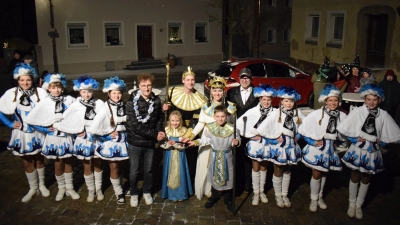 Das Ornbauer Rathaus ist wieder in der Hand der Narren. Die symbolische Schlüsselübergabe an die Prinzenpaare fand bei eisigen Temperaturen statt. (Foto: Christina Özbek)