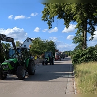 Mit einer Länge von insgesamt einem Kilometer wand sich die Traktoren-Schlange durch das Gemeindegebiet von Langfurth. (Foto: Friedrich Zinnecker)