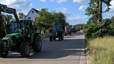 Mit einer Länge von insgesamt einem Kilometer wand sich die Traktoren-Schlange durch das Gemeindegebiet von Langfurth. (Foto: Friedrich Zinnecker)