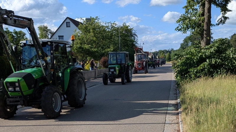 Mit einer Länge von insgesamt einem Kilometer wand sich die Traktoren-Schlange durch das Gemeindegebiet von Langfurth. (Foto: Friedrich Zinnecker)