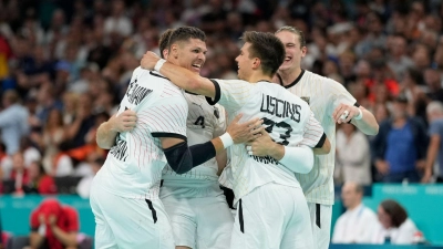 Die Handballer feiern bei den Olympischen Spielen den größen Erfolg seit dem EM-Titel 2016. (Foto: Aaron Favila/AP/dpa)