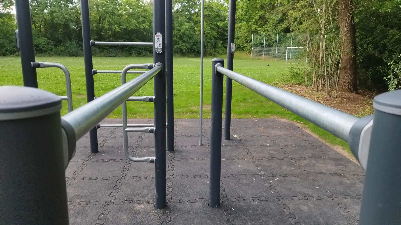 An den Stangen einer Calisthenics-Anlage lassen sich sehr viele verschiedene Übungen machen. An der Rettistraße gibt es nun die dritte öffentlich zugängliche Anlage in Ansbach. (Foto: Robert Maurer)
