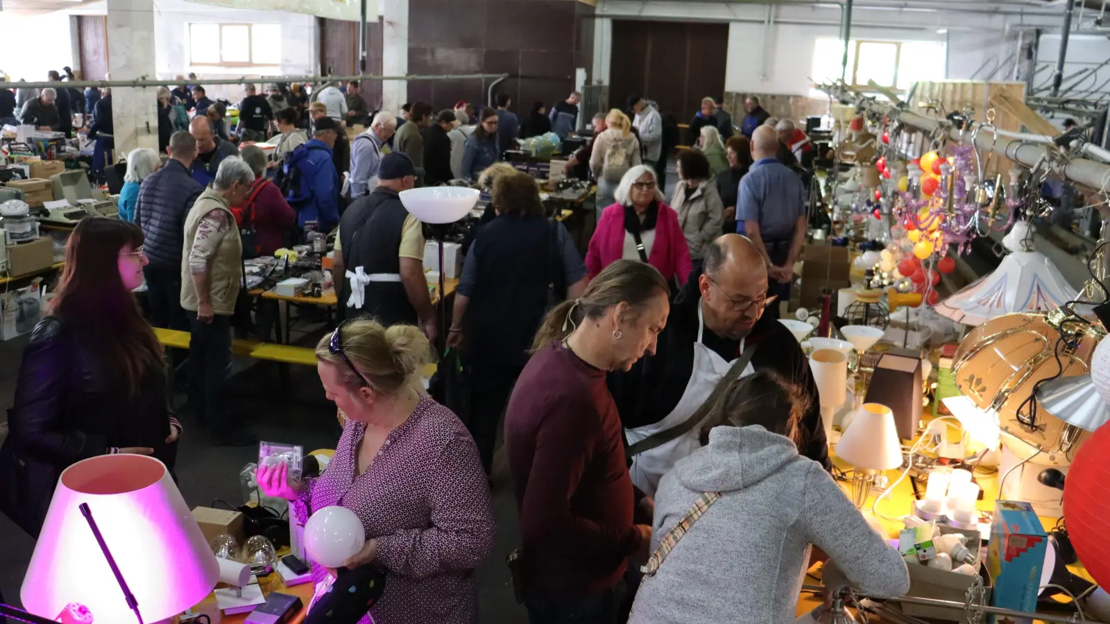 Der Lions-Flohmarkt zieht viele Besucherinnen und Besucher an. In diesem Jahr öffnet er zum 51. Mal seine Pforten.  (Archivbild: Antonia Müller)