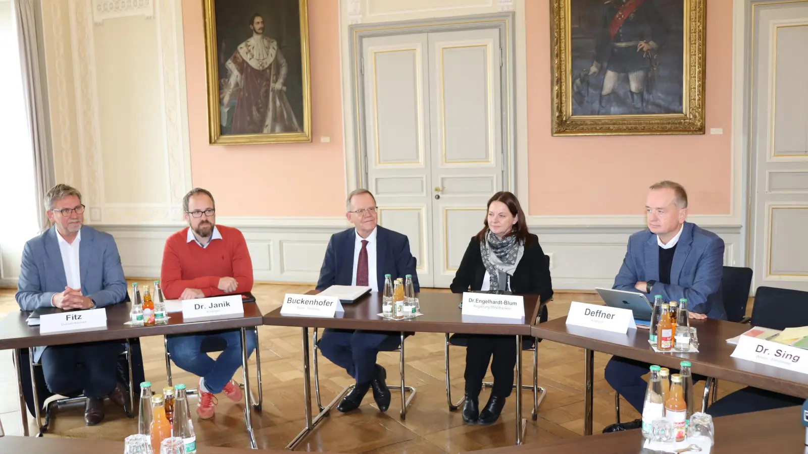 Bürgermeister Karl-Heinz Fitz (Gunzenhausen), Oberbürgermeister Dr. Florian Janik (Erlangen), Bernd Buckenhofer (Geschäftsführendes Vorstandsmitglied des Bayerischen Städtetags, Regierungspräsidentin Dr. Kerstin Engelhardt-Blum und der Ansbacher Oberbürgermeister Thomas Deffner (von links) berichteten über die Ergebnisse der mittelfränkischen Bezirksversammlung des Städtetags. (Foto: Thomas Schaller)