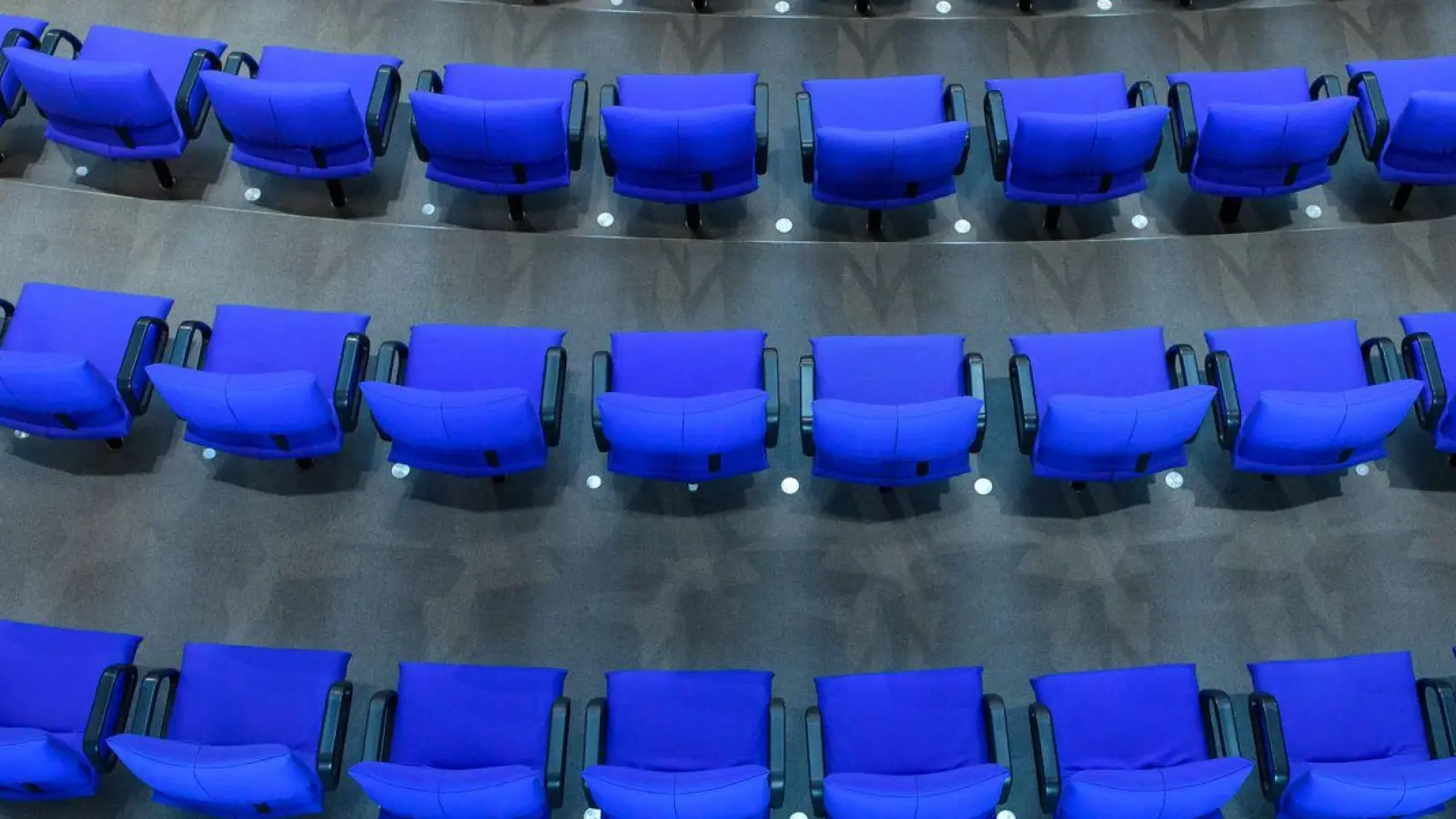 Das Fernbleiben der BSW-Abgeordneten und einem Großteil der AfD-Bundestagsfraktion während der Rede des ukrainischen Präsidenten im Bundestag hat für scharfe Kritik gesorgt (Symbolbild). (Foto: Gregor Fischer/dpa)