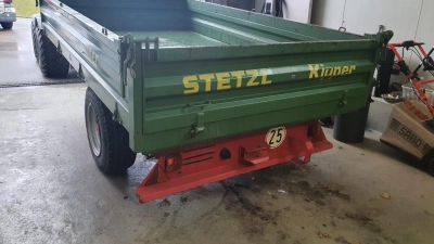 Ist er 100 oder doch 5000 Euro wert? Der mittlerweile zweifach verkaufte Hänger, als er noch auf dem Gelände der Deponie stand. (Foto: privat)