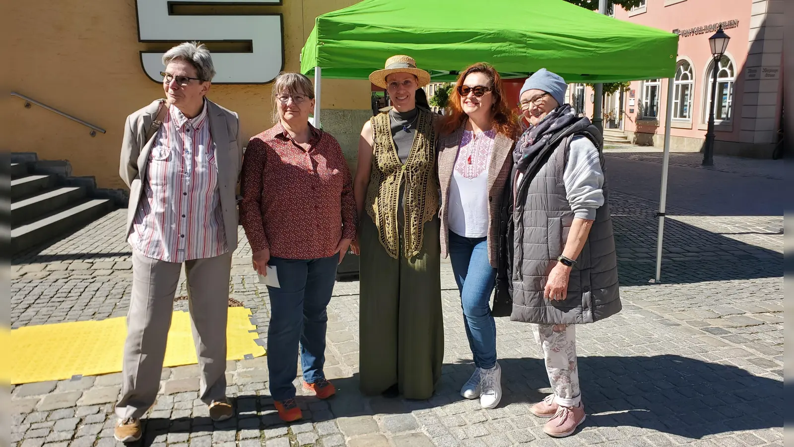 Rednerinnen und Organisatorinnen bei der Gedenkveranstaltung an die Reaktorkatastrophe in Tschernobyl vor 40 Jahren: Irmi Brenner, Karin Eigenthaler, Corinna Gräßel, Larysa Tkach und Ulrike Merkel (von links). (Foto: Ulli Ganter)