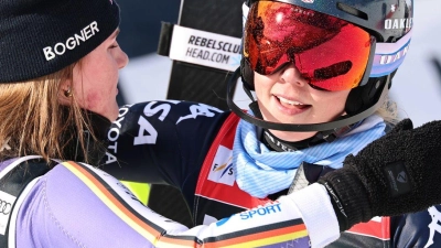 Herausforderin und Dominatorin: Emma Aicher (l.) mit Mikaela Shiffrin. (Archivbild) (Foto: Marco Trovati/AP/dpa)