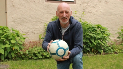 „Der Fußball lebt im Kleinen, bei den Ehrenamtlichen in den Vereinen und wird von oben manchmal kaputtgemacht“, findet Peter Cahn. (Foto: Felix J. Mohr/Landestheater Dinkelsbühl)