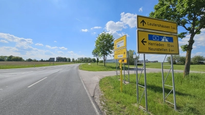 Während diese Kreuzung am Ostrand von Leutershausen zu einem Kreisverkehr umgebaut wird, soll der Verkehr auf einer provisorischen Fahrbahn im Norden (rechts im Bild) vorbeifließen. (Foto: Wolfgang Grebenhof)
