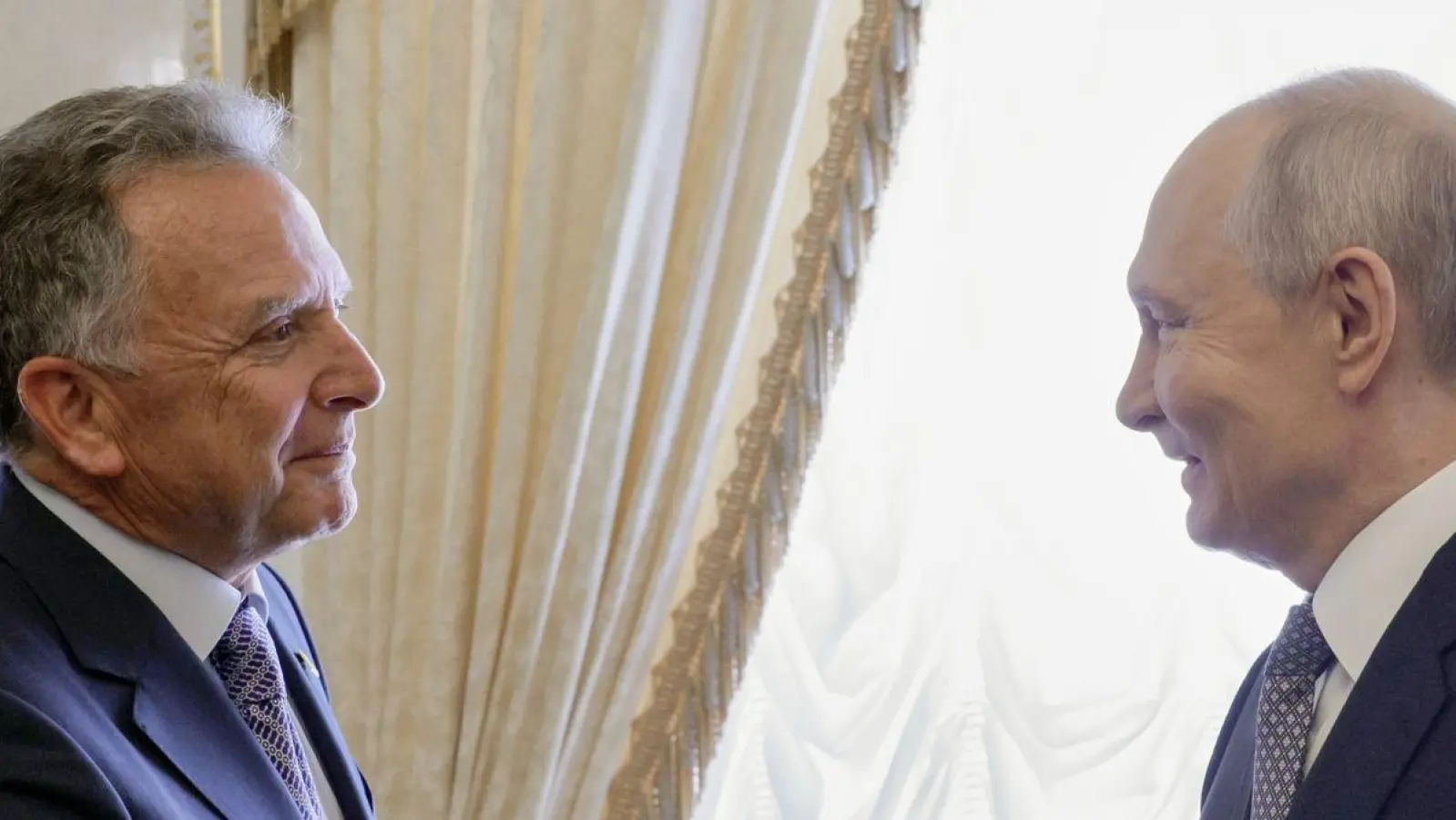 Der US-Unterhändler Steve Witkoff dankt bei einem neuen Besuch in St. Petersburg Kremlchef Wladimir Putin für die Freilassung eines Amerikaners. (Foto: Gavriil Grigorov/Pool Sputnik Kremlin/AP/dpa)