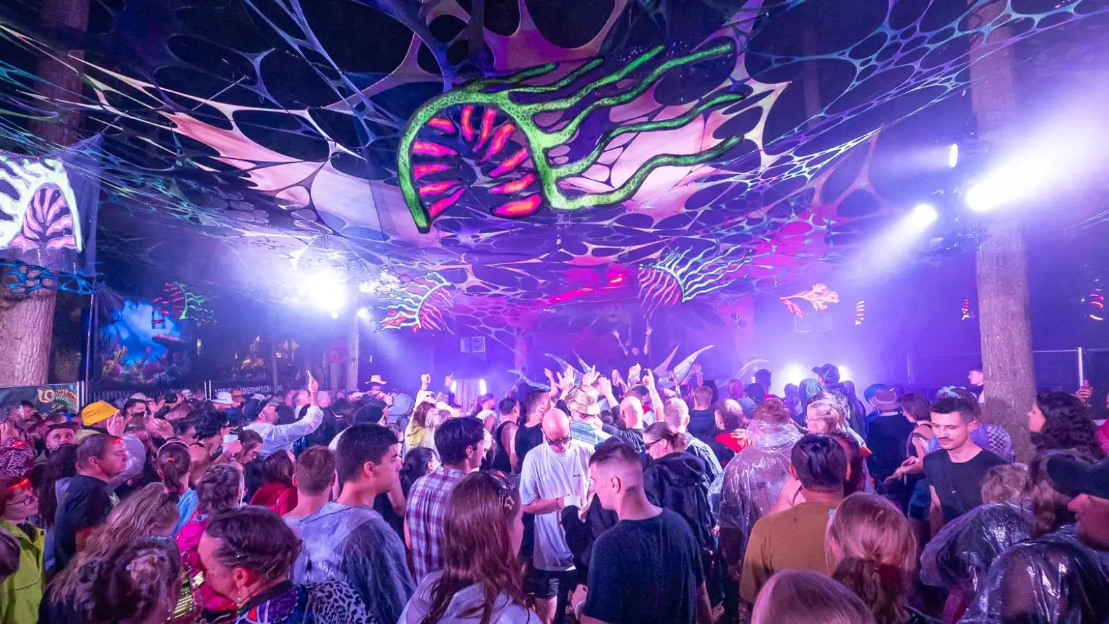 Im Goa-Garden, versteckt im Wald, bunt und voller Magie, verschmelzen treibende Sounds zu einem hypnotischen Erlebnis. (Foto: Mirko Fryska)