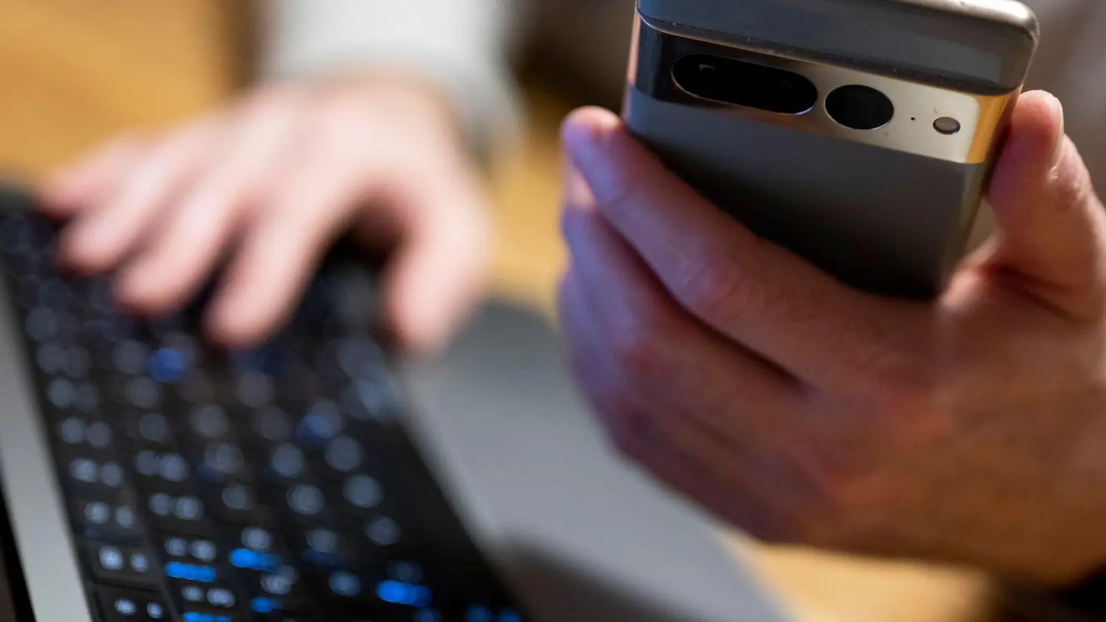 Beim Bundeskriminalamt (BKA) hat man bekannte islamistische Internetpräsenzen im Blick. (Symbolbid) (Foto: Monika Skolimowska/dpa)