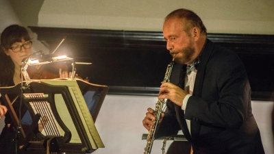 Mit Jan Adamus – hier an der Oboe in seinem Adamus-Ensemble Prag – kommt ein internationaler Künstler erneut in den Ahnensaal, diesmal mit seinem Trio. (Archivfoto: Ingo Müller)