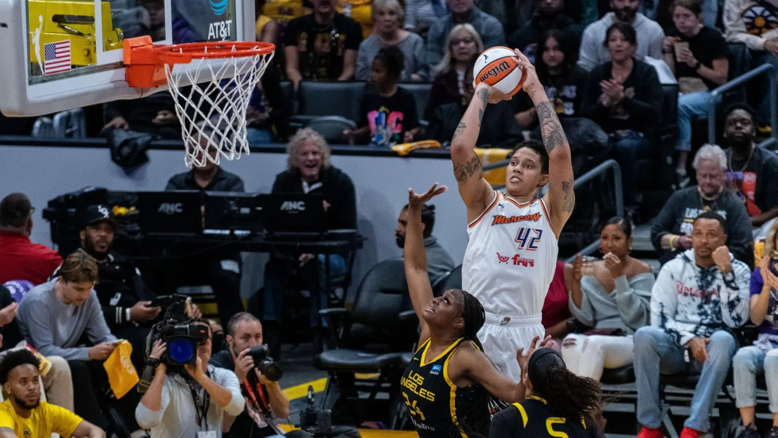 Kam bei ihrem Comeback auf 18 Punkte, 6 Rebounds und 4 Blocks: Phoenix-Center Brittney Griner (42). (Foto: Maximilian Haupt/dpa)