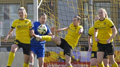 Eine ausgezeichnete Defensivleistung zeigte der SVW, hier mit Anna Hofrichter, Sara Hofmann und Mara Grimm (gelbe Trikots, vorne von links), hier mit KSC-Spielerin Mathilda Dillmann. (Foto: Martin Rügner)