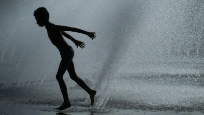 Abkühlung im Wasser war im Juni in Bayern an vielen Orten besonders gefragt. (Archivbild) (Foto: Peter Kneffel/dpa)