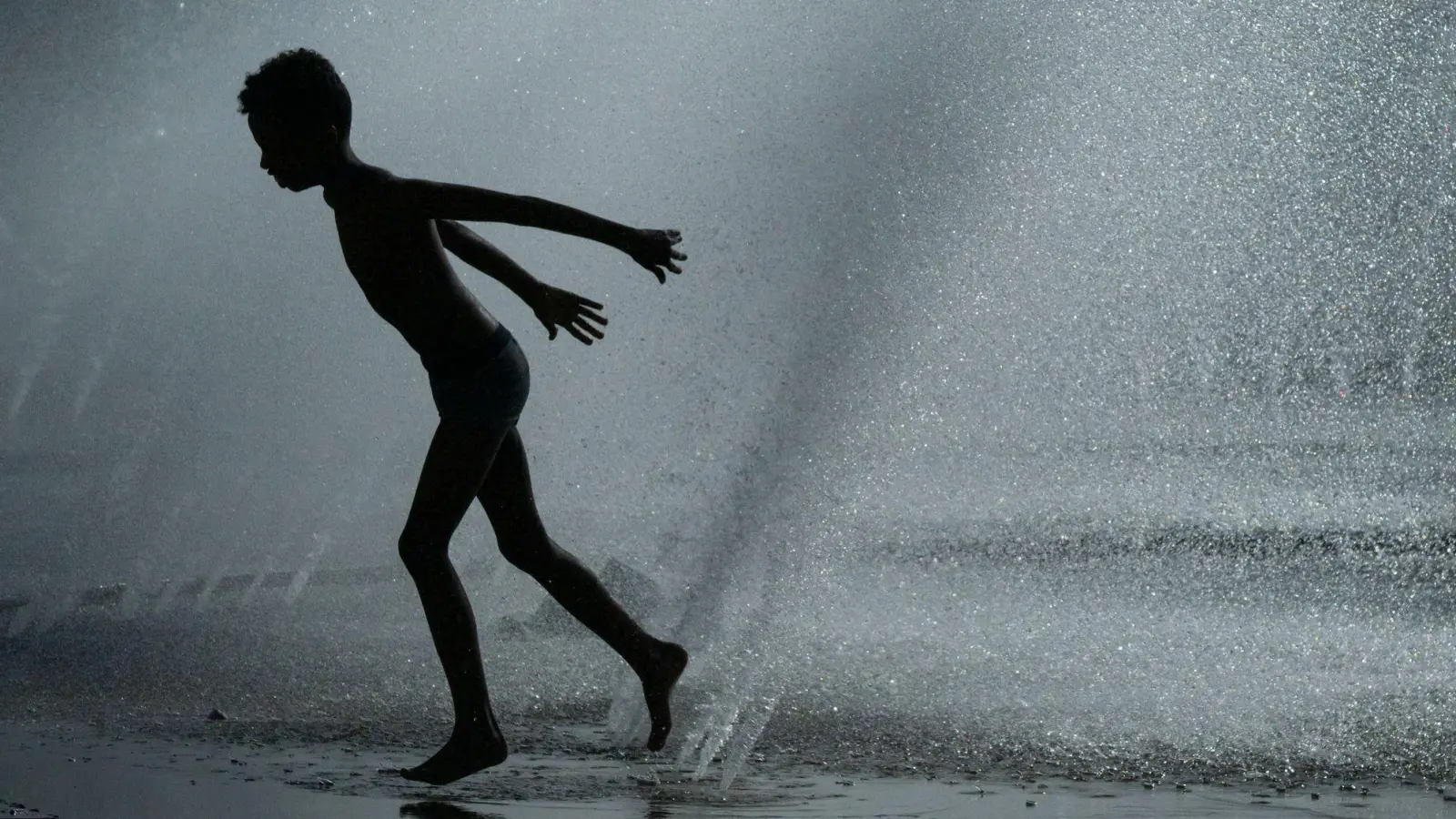 Abkühlung im Wasser war im Juni in Bayern an vielen Orten besonders gefragt. (Archivbild) (Foto: Peter Kneffel/dpa)