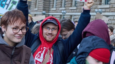 Tausende von Menschen gingen in den vergangenen Tagen auf die Straße, um für den Schutz von Frauen vor häuslicher und digitaler Gewalt zu demonstrieren. (Archivfoto)  (Foto: Georg Wendt/dpa)