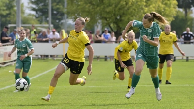Lea Würth (vorne links, hier gegen die Fürtherin Hanna Sauer) erziete die ersten beiden Treffer für den SV Weinberg. (Foto: Martin Rügner)