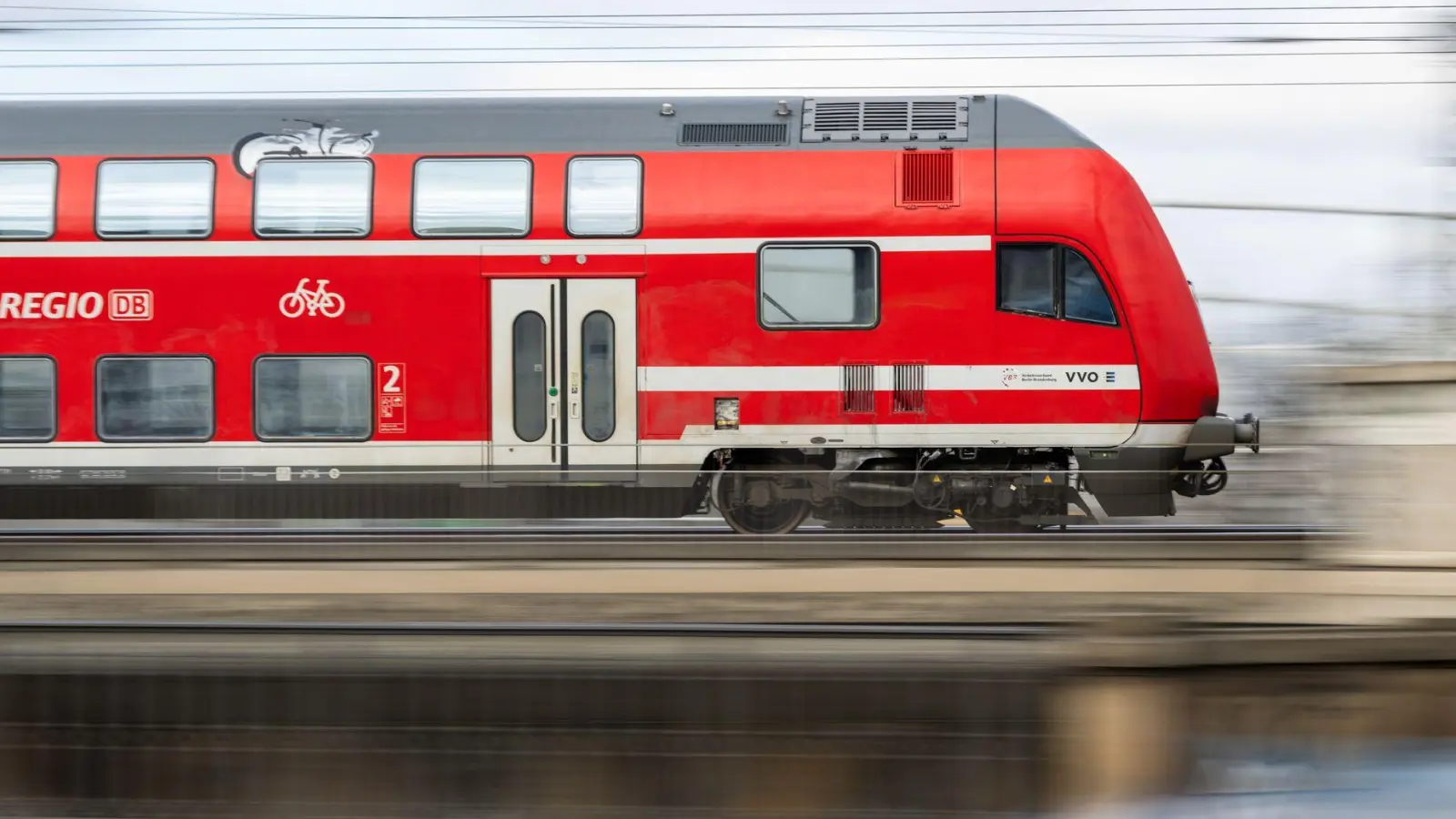 Nach dem tödlichen Angriff auf einen Zugbegleiter sollen Doppelbesetzungen für mehr Sicherheit im Zug sorgen. (Symbolbild) (Foto: Robert Michael/dpa)