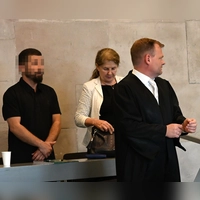 Kaum hatte Verteidiger Dr. Wolfgang Staudinger seine Robe angelegt, ging es los. Seine Verspätung war aber nicht der Grund für laute Töne im Gerichtssaal.  (Foto: Manfred Blendinger)
