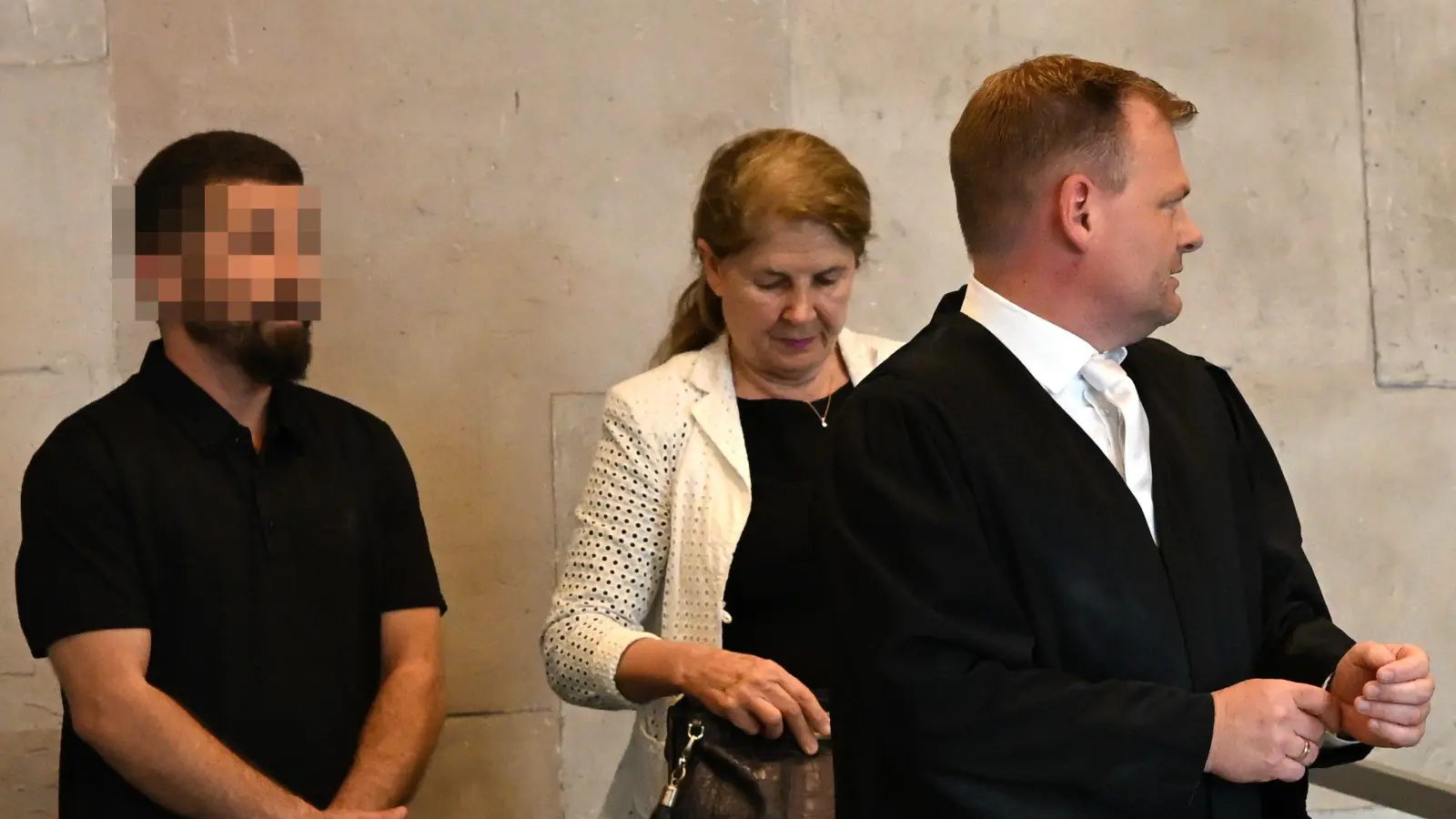 Kaum hatte Verteidiger Dr. Wolfgang Staudinger seine Robe angelegt, ging es los. Seine Verspätung war aber nicht der Grund für laute Töne im Gerichtssaal.  (Foto: Manfred Blendinger)