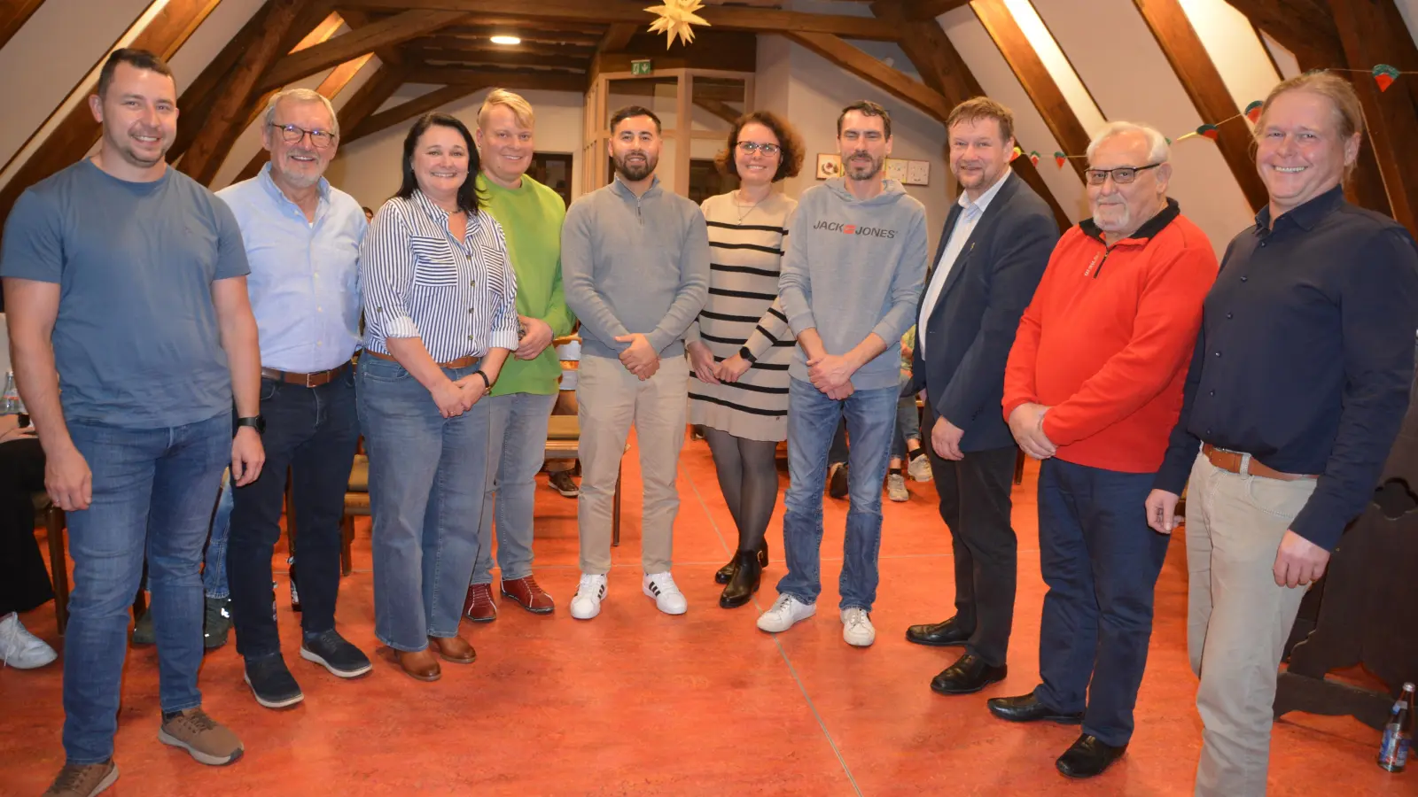 Daniel Naser, Kurt Schellmann, Herta Schmidt, Jochen Ducke, Ramin Ruzzi, Anita Schaupner, Matthias Schmidt, Christoph Schmidt, Helmut Mehrike und Stefan Walter (von links) stellen sich als Kandidatinnen und Kandidaten der Freien Wählergemeinschaft Markt Weiltingen zur Wahl.  (Foto: Peter Tippl)