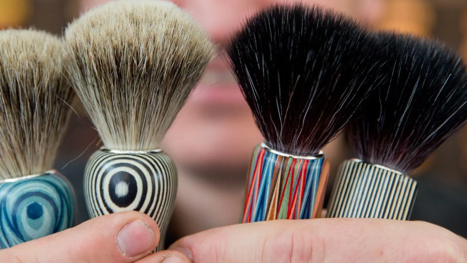 Rasierpinsel mit herkömmlichen Borsten (l, Dachshaar) und veganen Borsten (Kunsthaar): Viele Pinsel enthalten Tierhaare – etwa vom Marder oder seiner Verwandten. Ihre Gewinnung ist eng mit der Pelzindustrie verbunden. (Foto: Daniel Karmann/dpa/dpa-tmn)