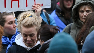 Zahlreiche Menschen nehmen anlässlich des vierten Jahrestags des russischen Angriffs auf die Ukraine an einer Kundgebung auf dem Marienplatz teil. (Foto: Sven Hoppe/dpa)