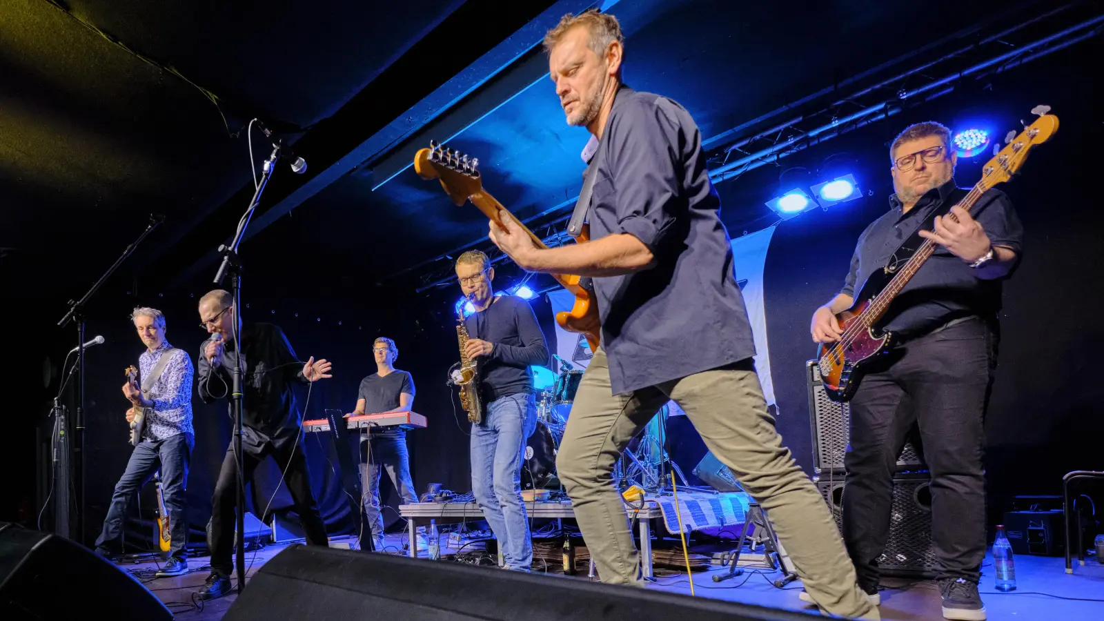 Eine Reunion nach Jahrzehnten: Die Musiker der 1983 gegründeten Schülerband Bribery hatten ihre Freunde zu einem Konzert eingeladen. (Foto: Martin Stumpf)