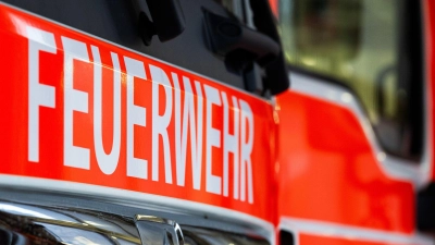 Einsatzkräfte der Feuerwehr konnten den 58 Jahre alten Landwirt unter schwierigen Bedingungen befreien. (Symbolbild: Soeren Stache/dpa)